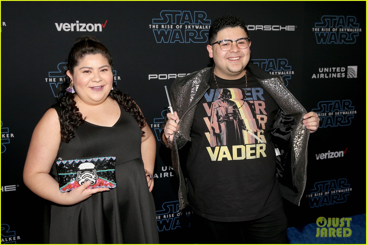 rico rodriguez brings mini lightsaber to star wars premiere 07