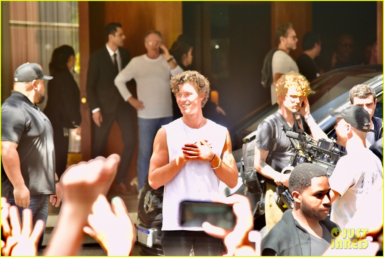 shawn mendes greets fans after cancelling brazil concert 01