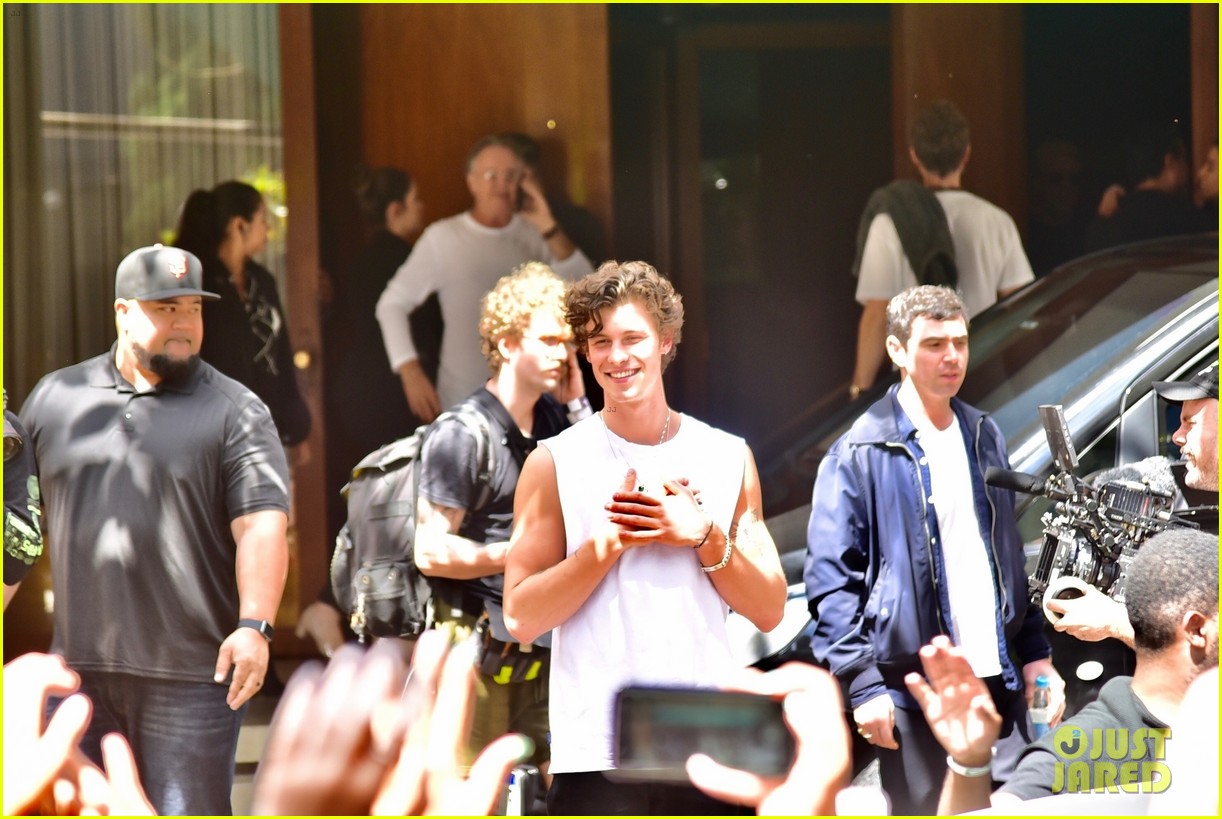shawn mendes greets fans after cancelling brazil concert 03