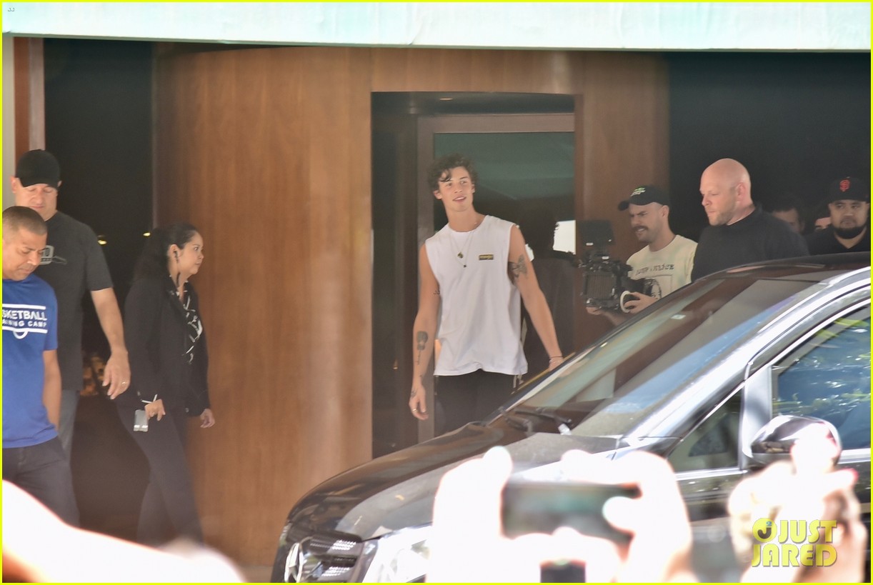 shawn mendes greets fans after cancelling brazil concert 04