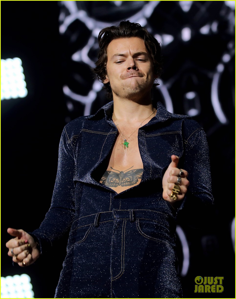 harry styles performs adore you for first time at jingle ball 2019 watch 01