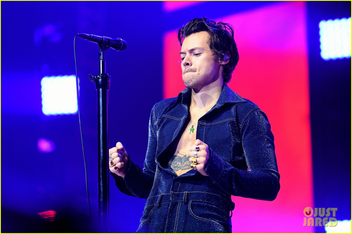 harry styles performs adore you for first time at jingle ball 2019 watch 08