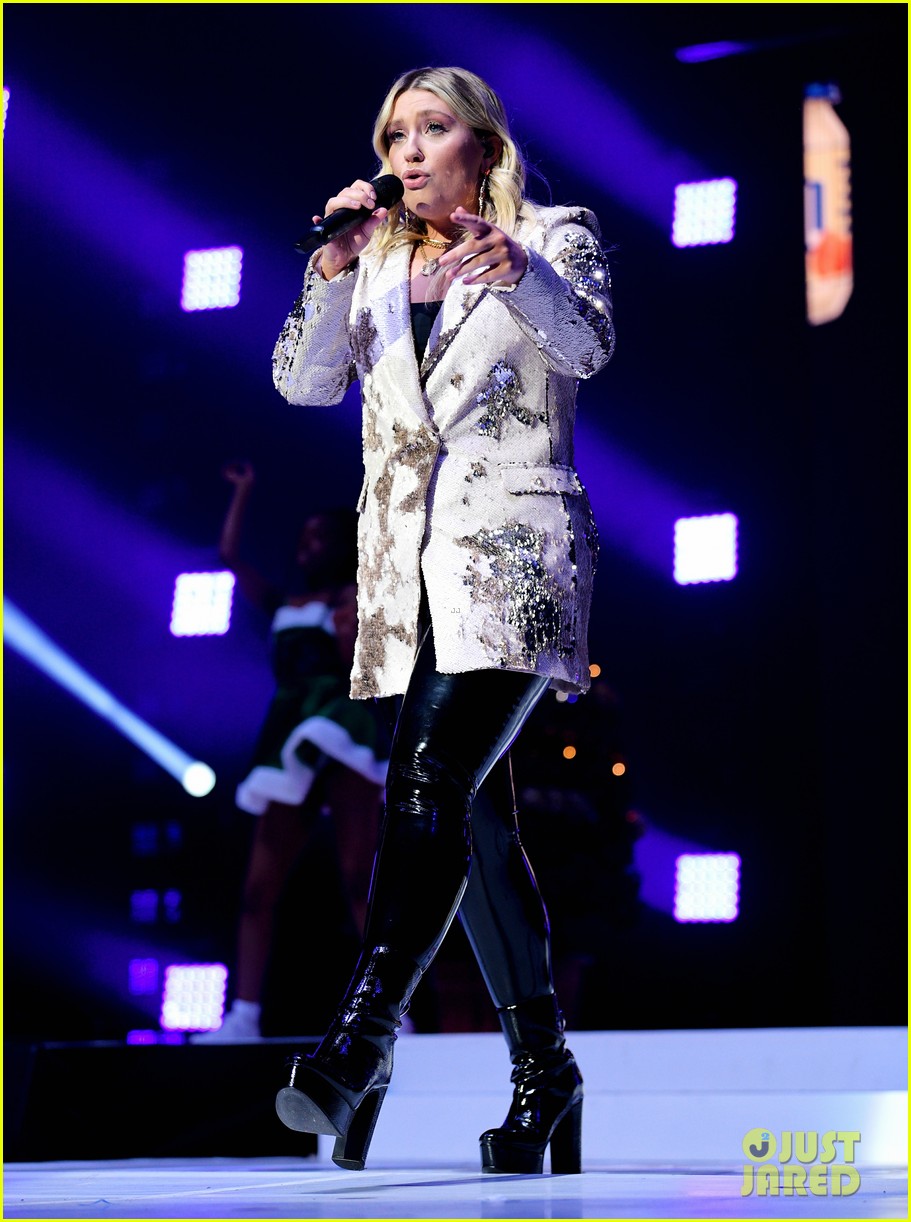 harry styles performs adore you for first time at jingle ball 2019 watch 09