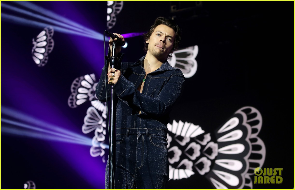 harry styles performs adore you for first time at jingle ball 2019 watch 11