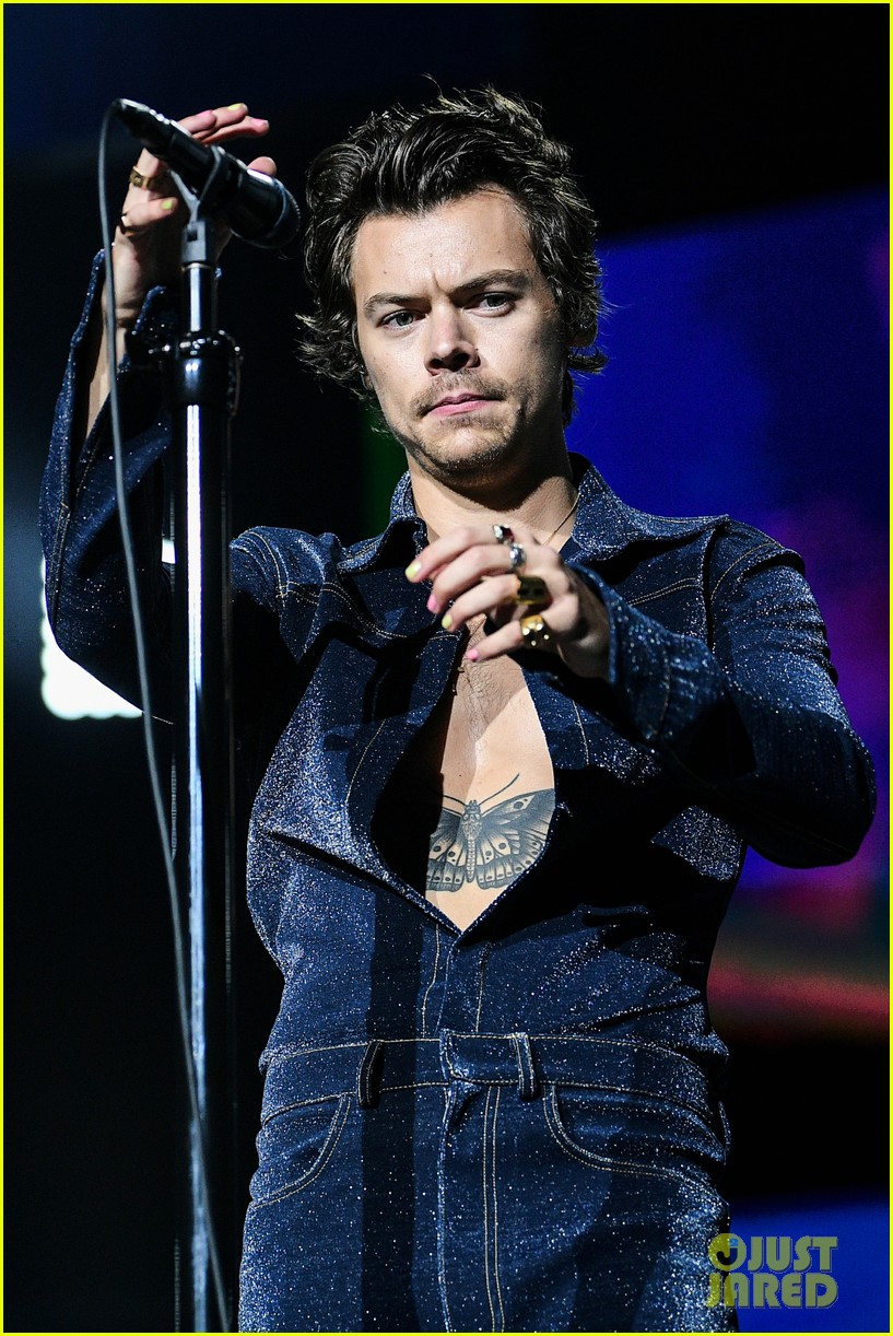 harry styles performs adore you for first time at jingle ball 2019 watch 13