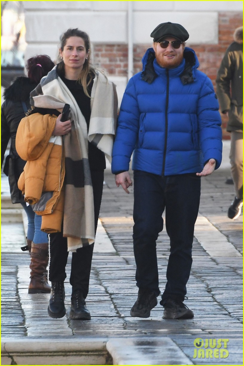ed sheeran wife cherry seaborn hold hands while sightseeing in venice 04