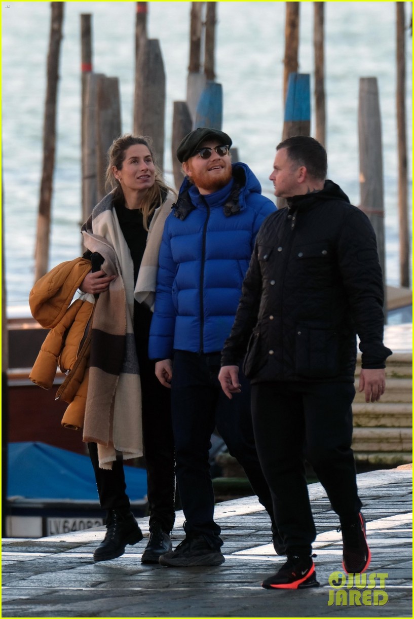 ed sheeran wife cherry seaborn hold hands while sightseeing in venice 06