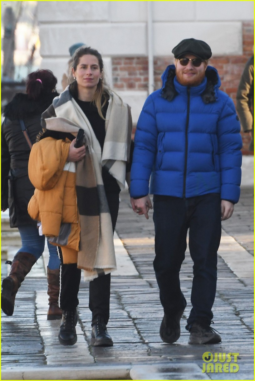 ed sheeran wife cherry seaborn hold hands while sightseeing in venice 08