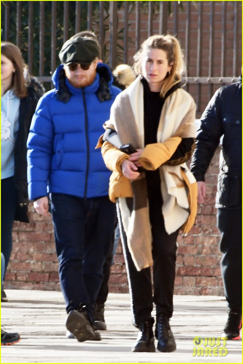 ed sheeran wife cherry seaborn hold hands while sightseeing in venice 09