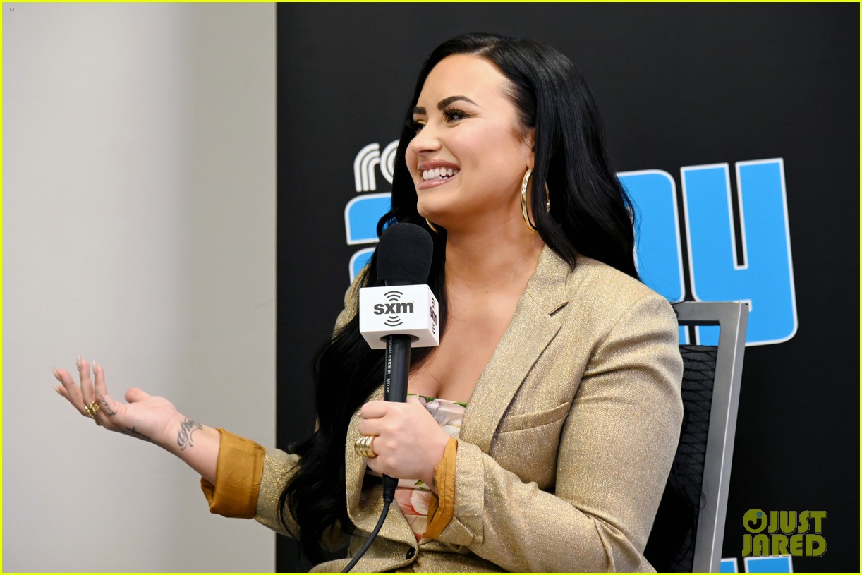 demi lovato opens up about coming out to her parents 03
