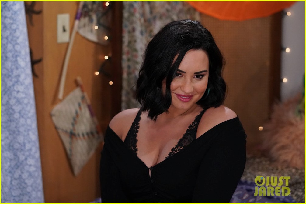 demi lovato makes will and grace debut 03