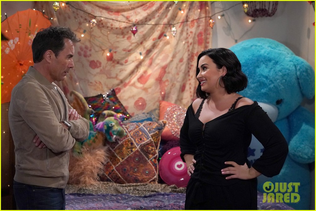 demi lovato makes will and grace debut 04