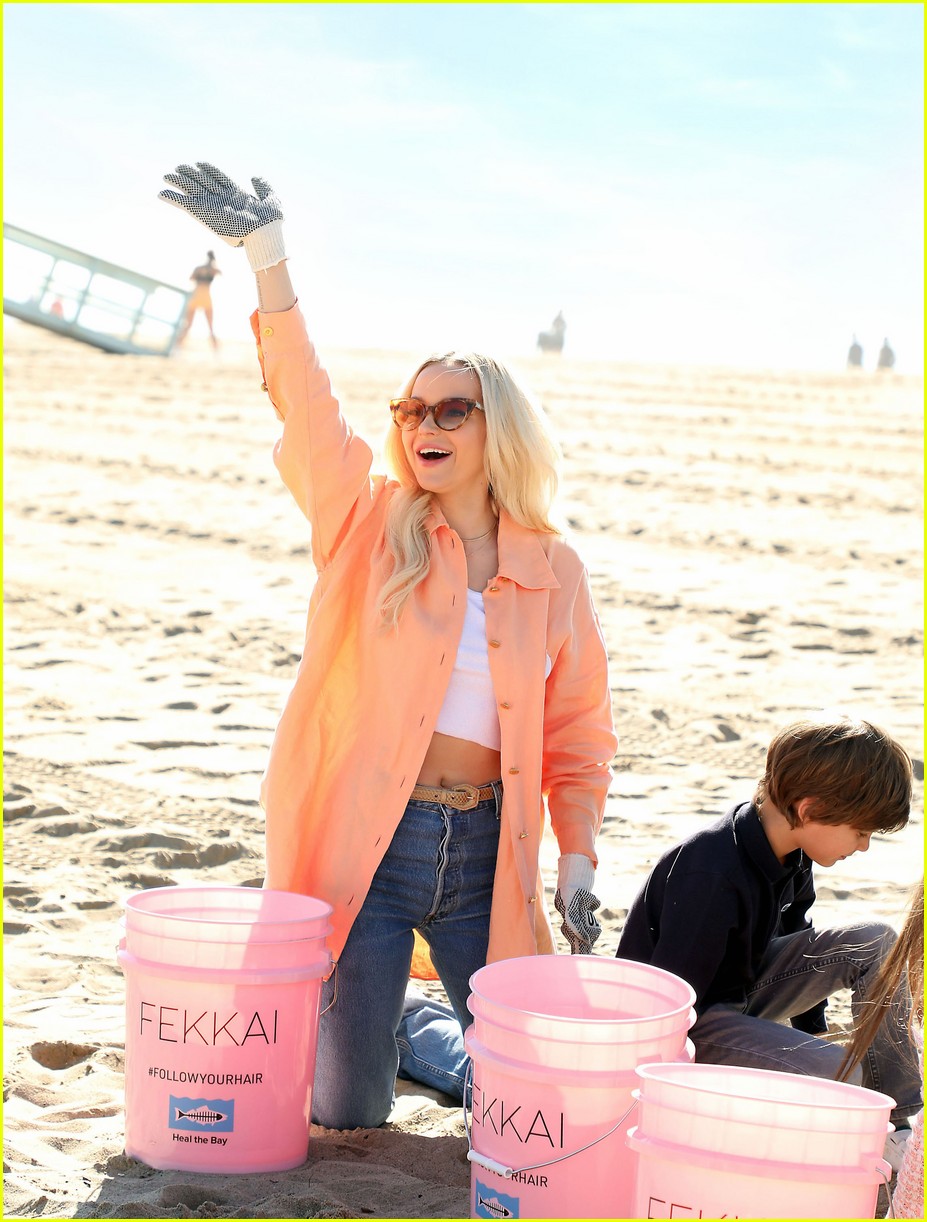dove cameron helps clean up the beach 04
