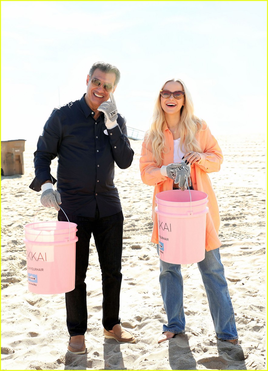 dove cameron helps clean up the beach 05