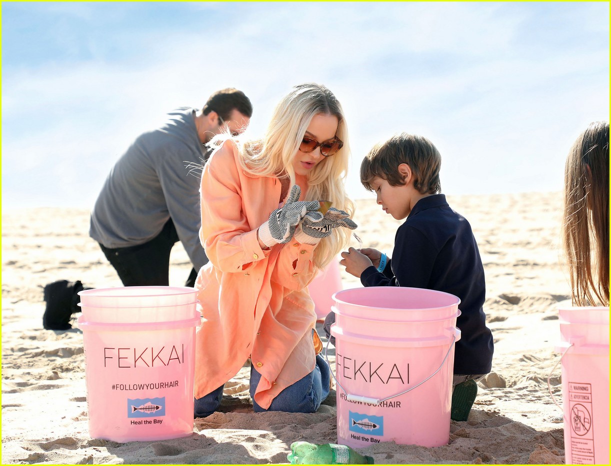 dove cameron helps clean up the beach 07