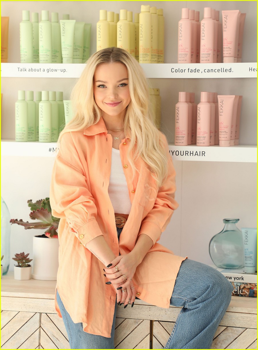 dove cameron helps clean up the beach 08