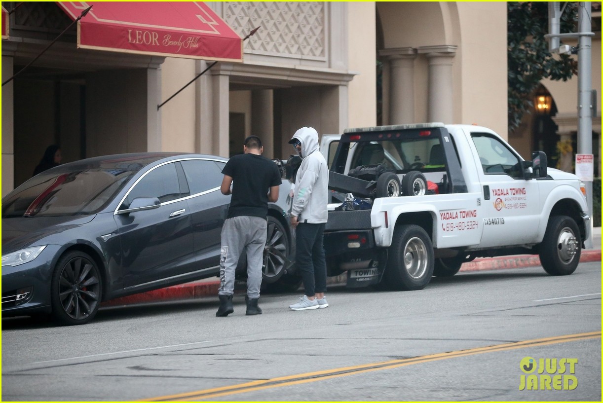 zac efron car breaks down while out in beverly hills 01