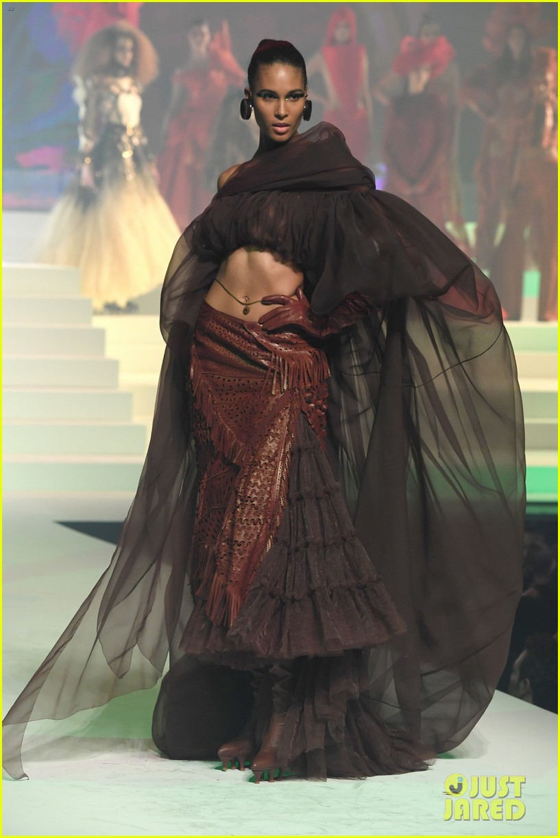 irina shayk hadid sisters walk jean paul gaultier fashion show 26