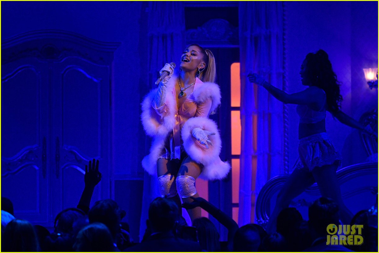ariana grande goes sultry lingerie medley of her hits grammys 14