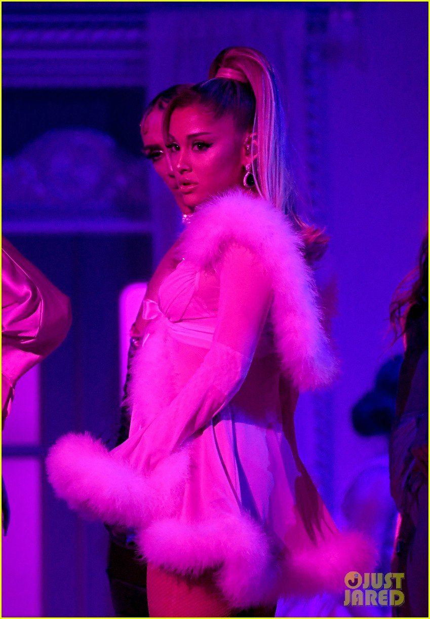 ariana grande goes sultry lingerie medley of her hits grammys 19