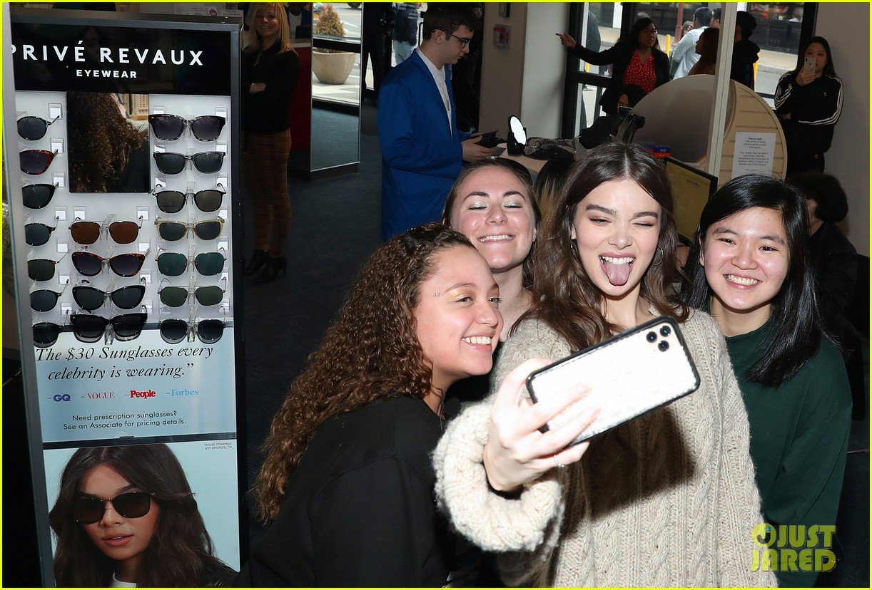 hailee steinfeld doesnt let sickness keep her from meeting fans 02