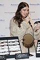 hailee steinfeld doesnt let sickness keep her from meeting fans 06