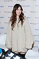 hailee steinfeld doesnt let sickness keep her from meeting fans 10