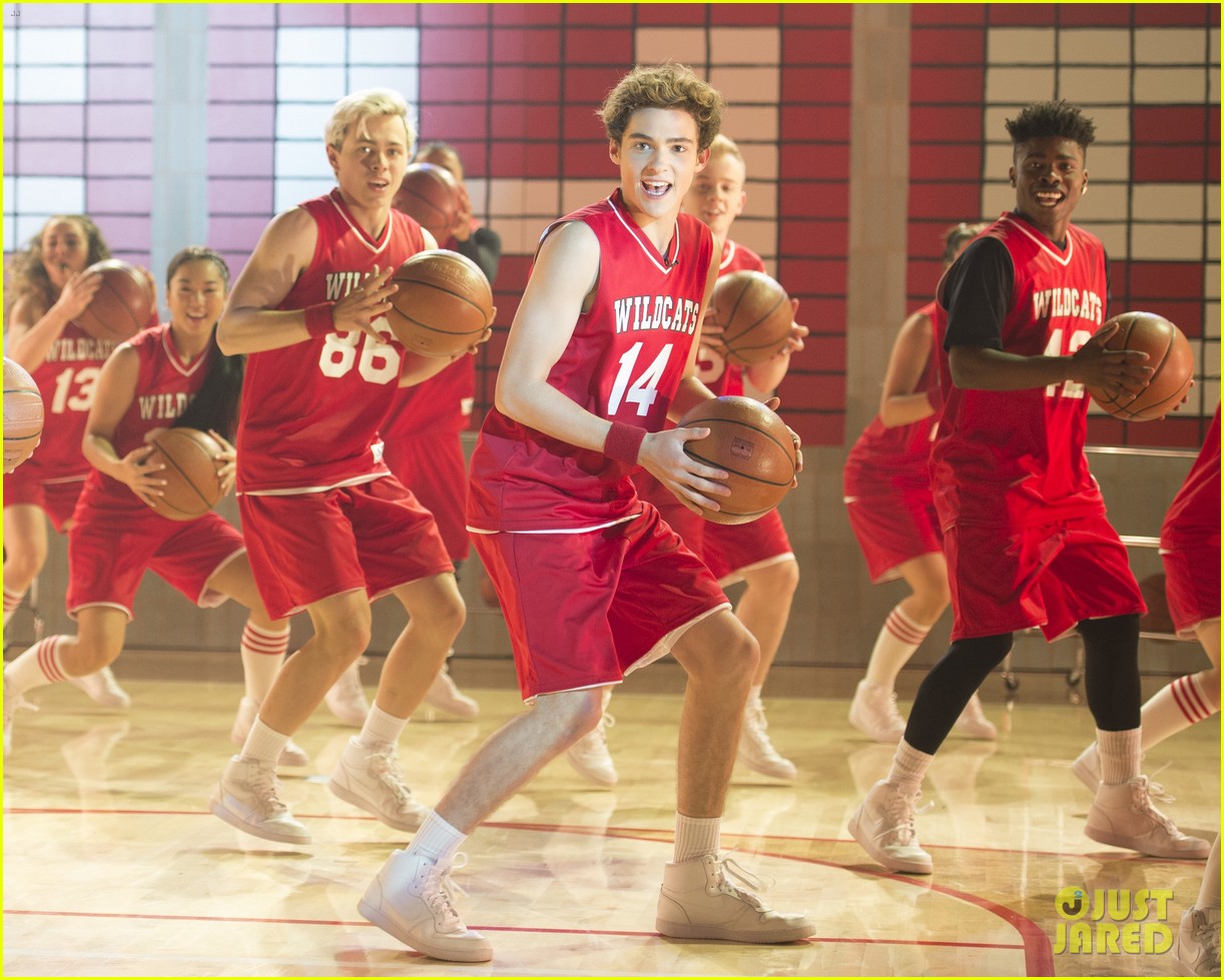 high school musical the series recreate scenes from original movie for opening night 01.