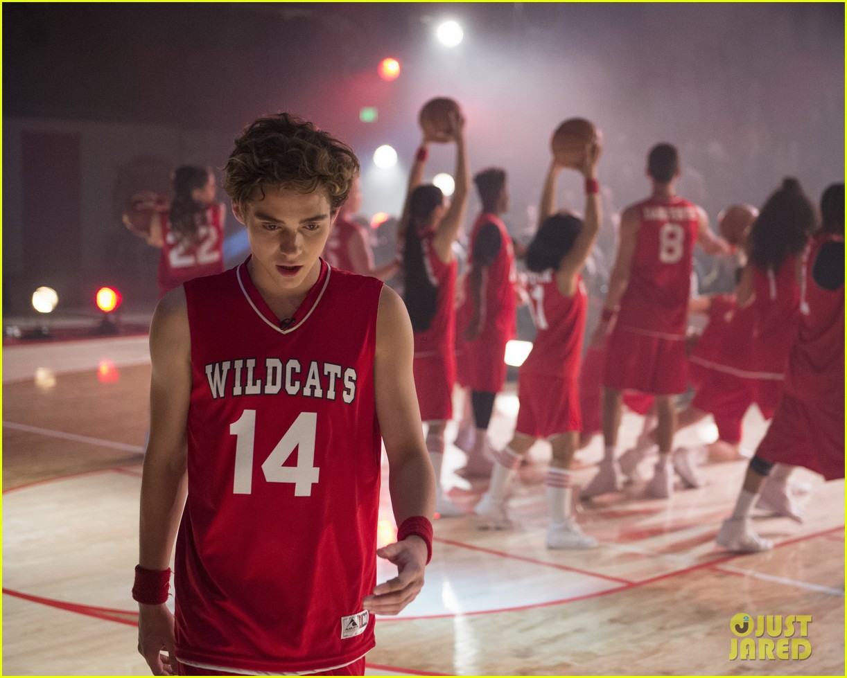 high school musical the series recreate scenes from original movie for opening night 06.