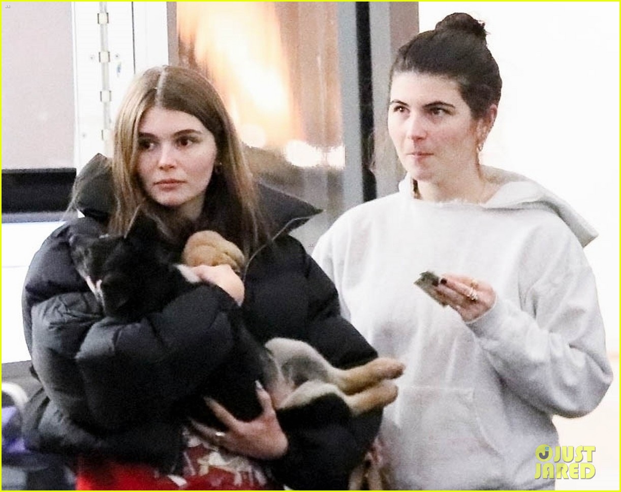 olivia jade sister bella giannulli bring their puppy out shopping 04
