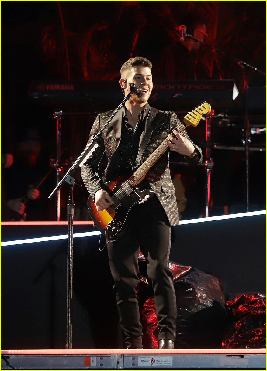 jonas brothers light up fontainebleau miami beach stage new years eve 04