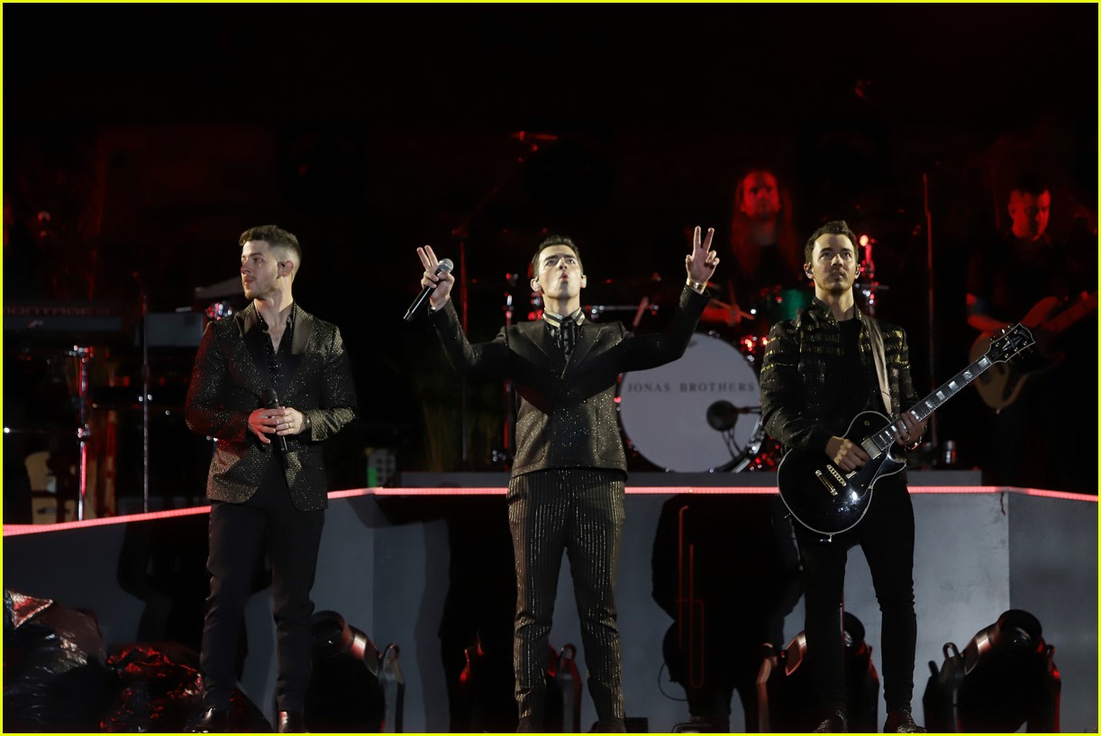 jonas brothers light up fontainebleau miami beach stage new years eve 08