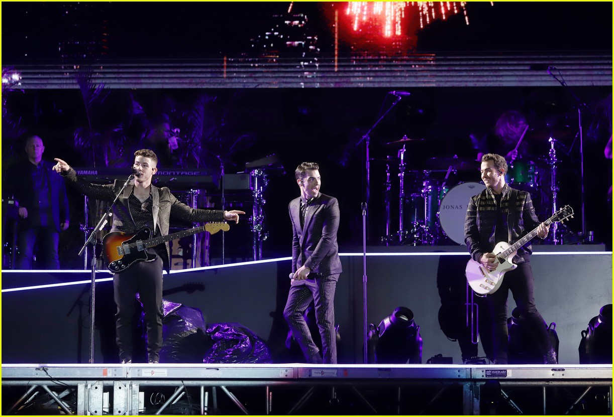 jonas brothers light up fontainebleau miami beach stage new years eve 09