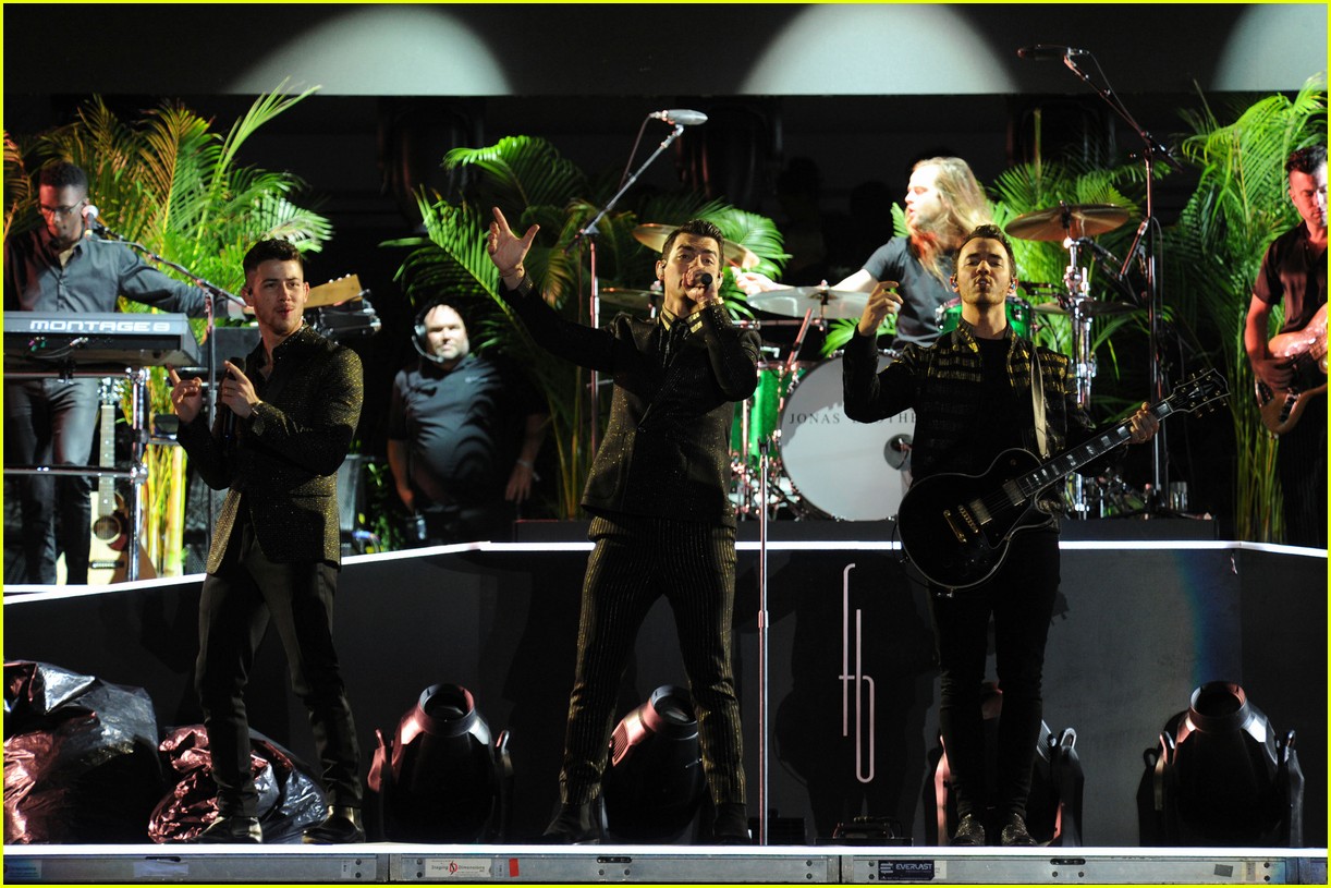 jonas brothers light up fontainebleau miami beach stage new years eve 12