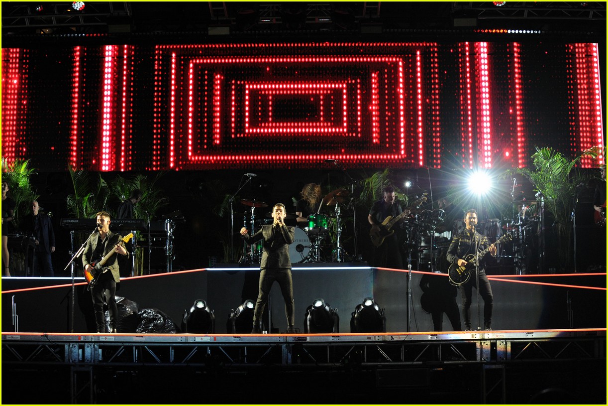 jonas brothers light up fontainebleau miami beach stage new years eve 14