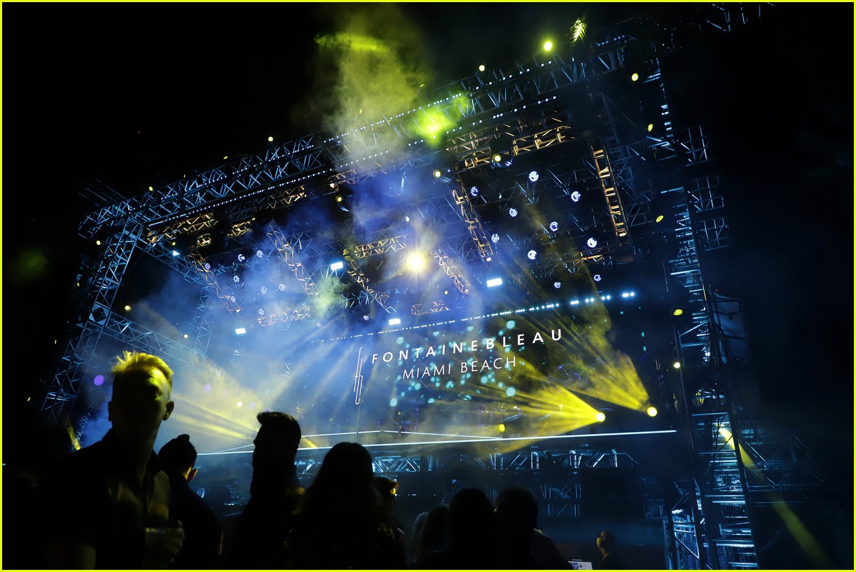 jonas brothers light up fontainebleau miami beach stage new years eve 18