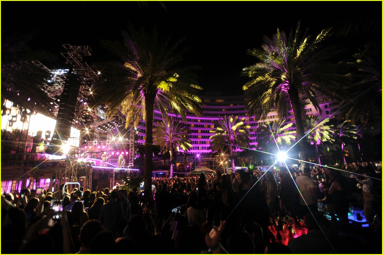 jonas brothers light up fontainebleau miami beach stage new years eve 20