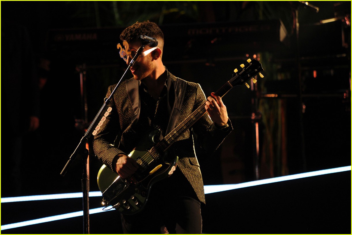 jonas brothers light up fontainebleau miami beach stage new years eve 21