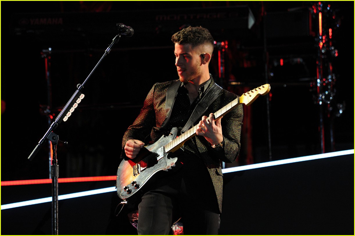 jonas brothers light up fontainebleau miami beach stage new years eve 22
