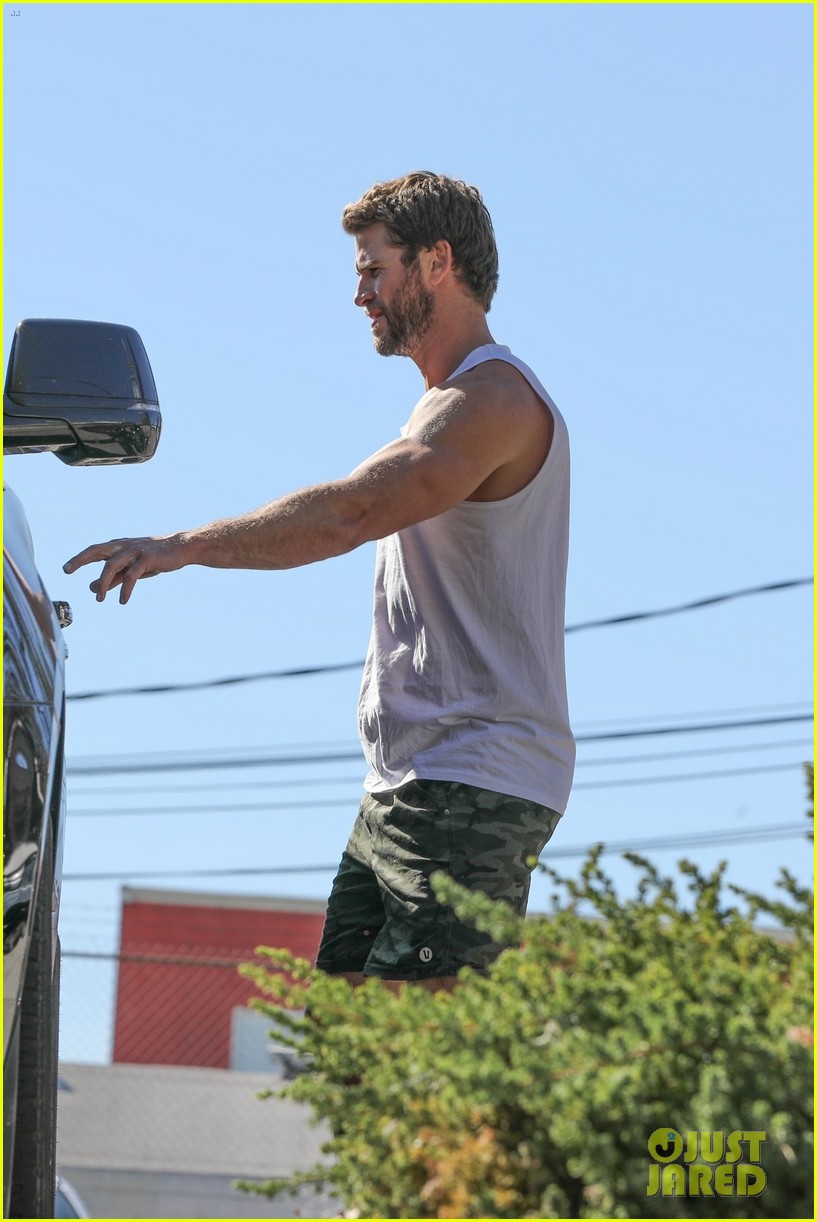 liam hemsworth muscles pumped up after workout 13