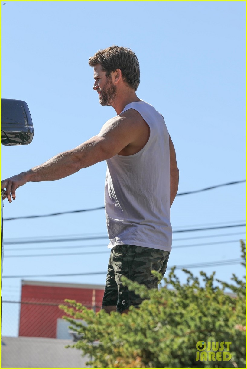 liam hemsworth muscles pumped up after workout 22