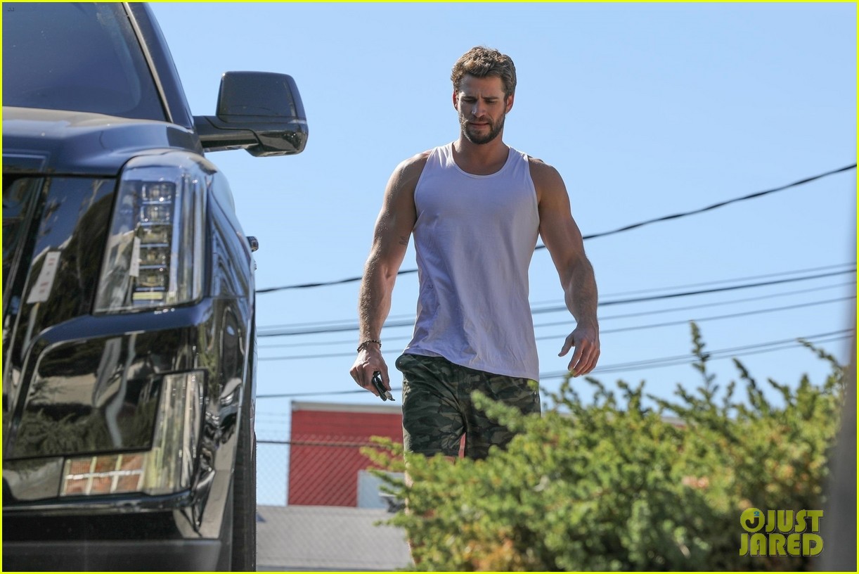 liam hemsworth muscles pumped up after workout 29
