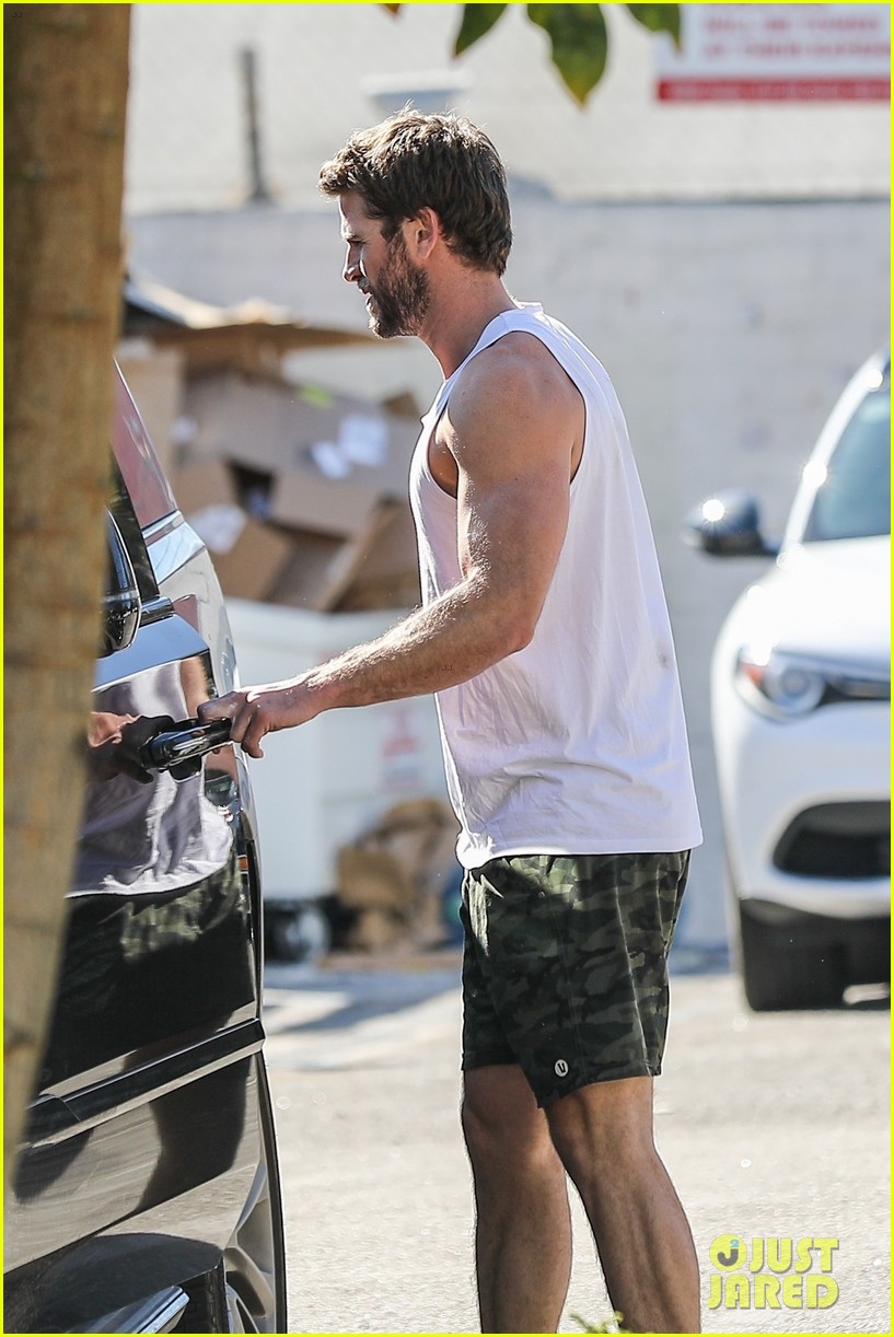 liam hemsworth muscles pumped up after workout 53