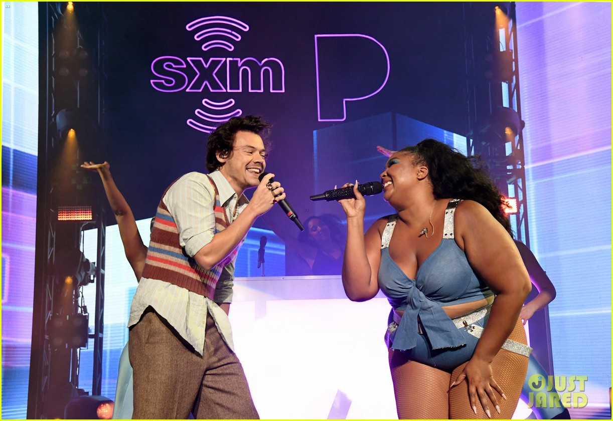 harry styles sings juice with lizzo 02