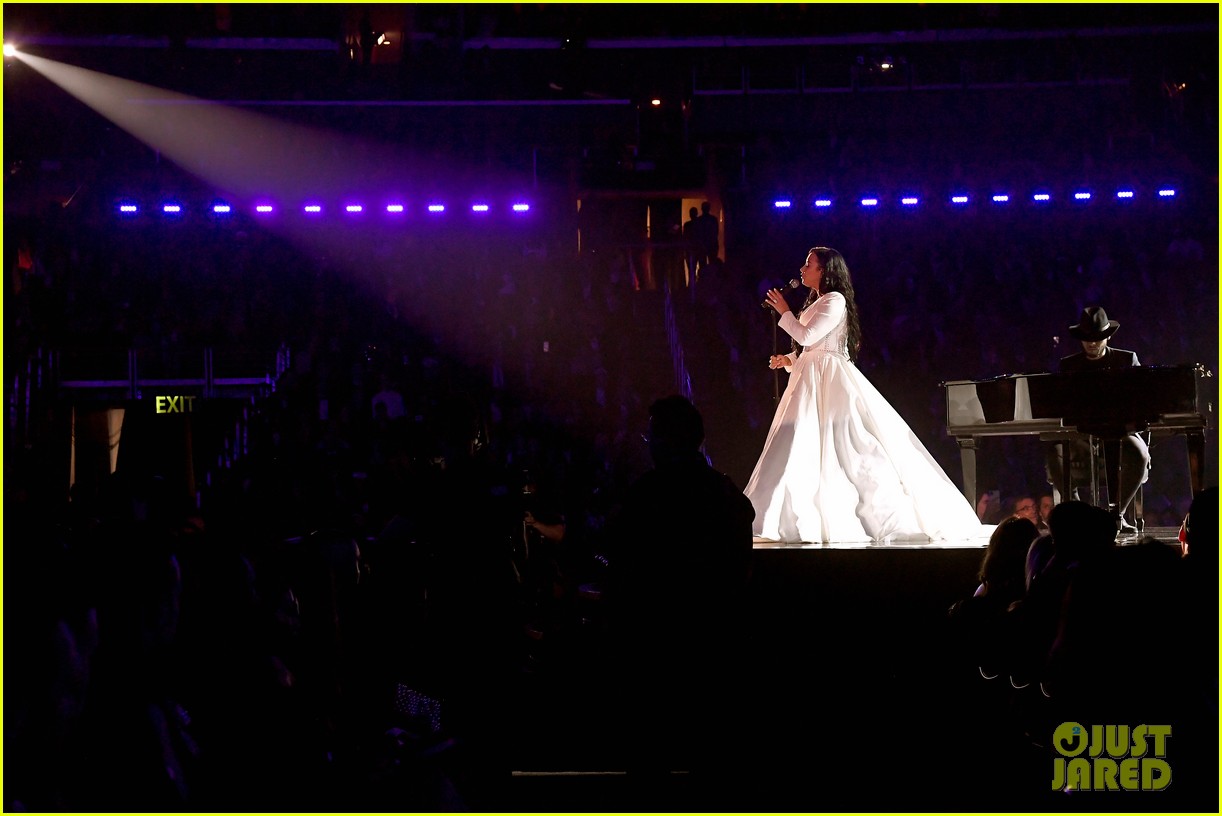 demi lovato performs at grammys 2020 07