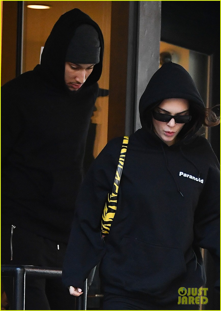 kendall jenner on again boyfriend ben simmons lunch nyc 04
