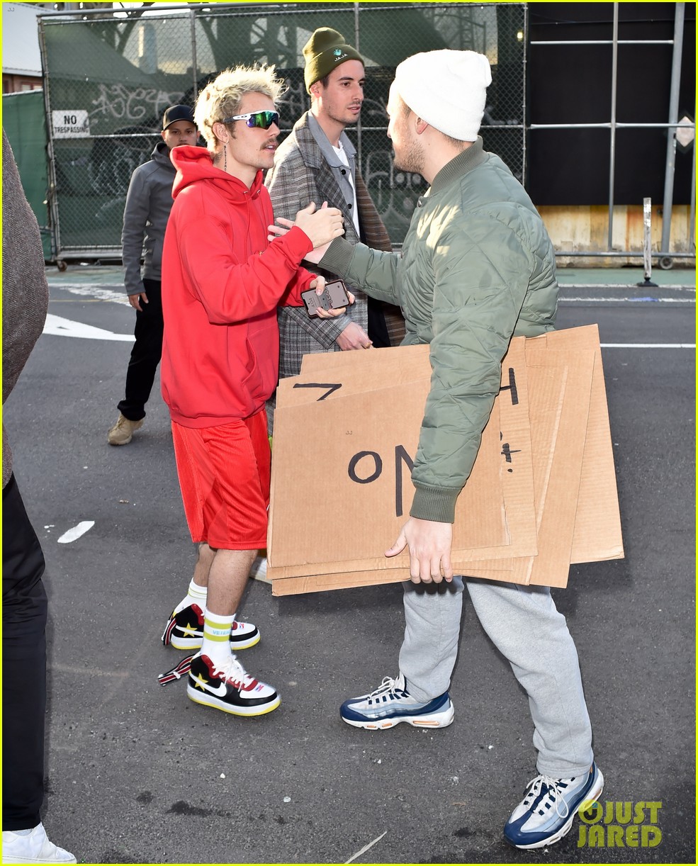 justin bieber with dude with sign 07