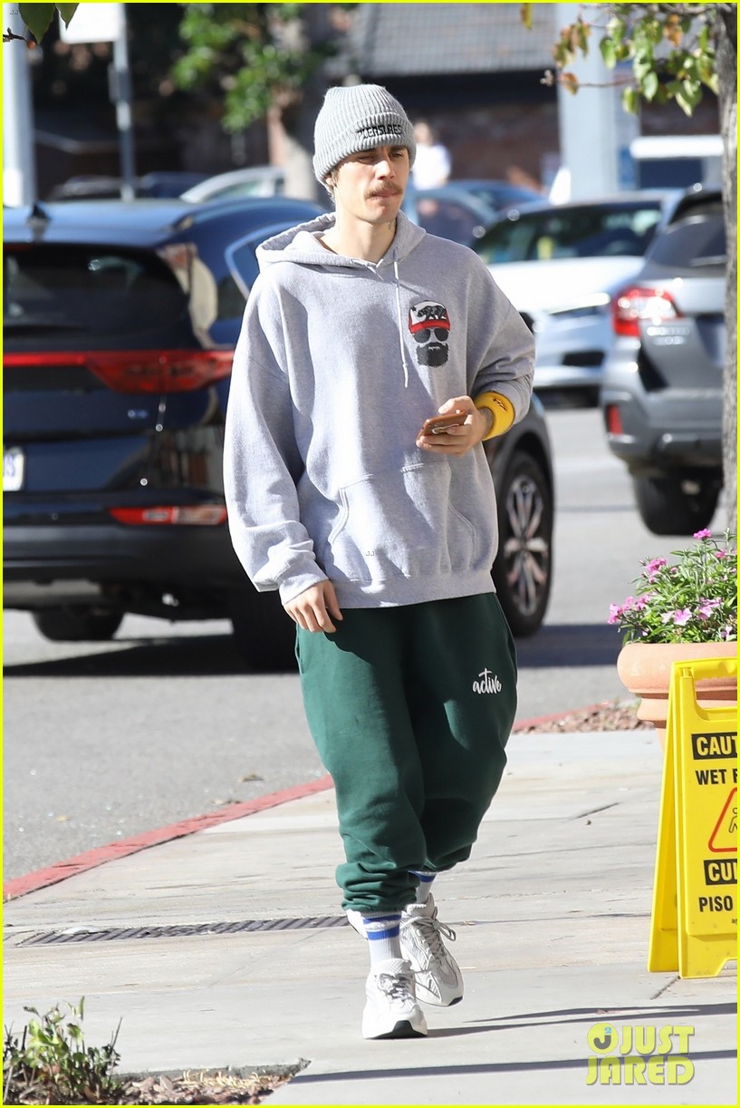 justin bieber keeps stopping by the studio 05