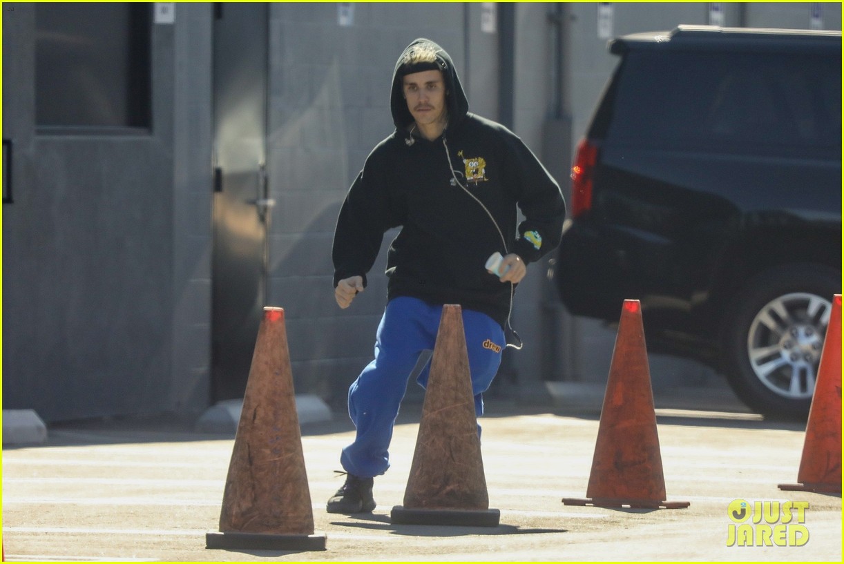 justin bieber gets in a workout after hitting the studio 03