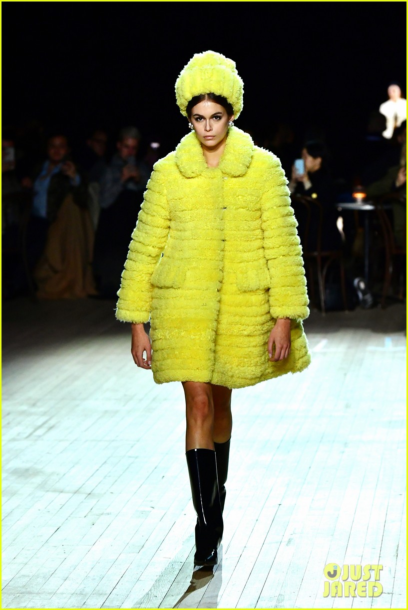 miley cyrus shows off rocking body walking in marc jacobs nyfw 09